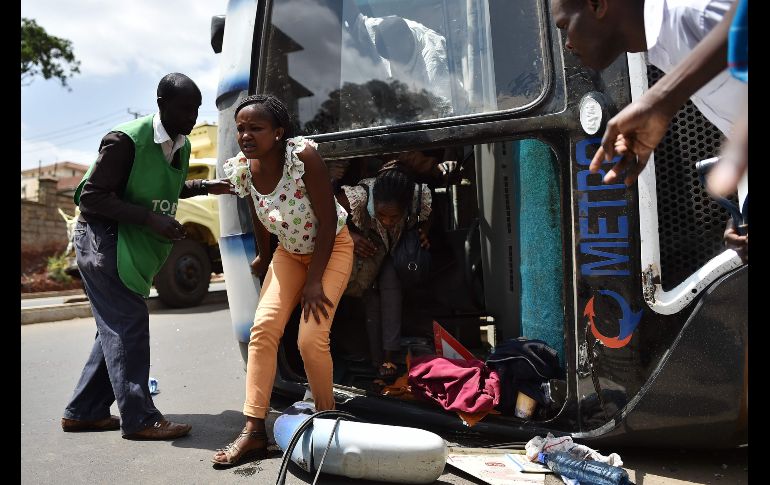 Una mujer herida sale de un autobús que volcó tras chocar con un camión en Nairobi, Kenia. AFP/T. Karumba