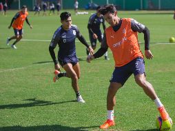 El técnico Matías Almeyda afirma que Alanís (D) deberá luchar pr un lugar con Hedgardo Marín, a quien considera titular en la zaga. MEXSPORT/ARCHIVO