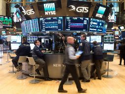 Los tres principales índices de referencia que siguen de cerca los operadores del parqué neoyorquino concluyeron la jornada con un nuevo triple récord. AFP / B. Smith