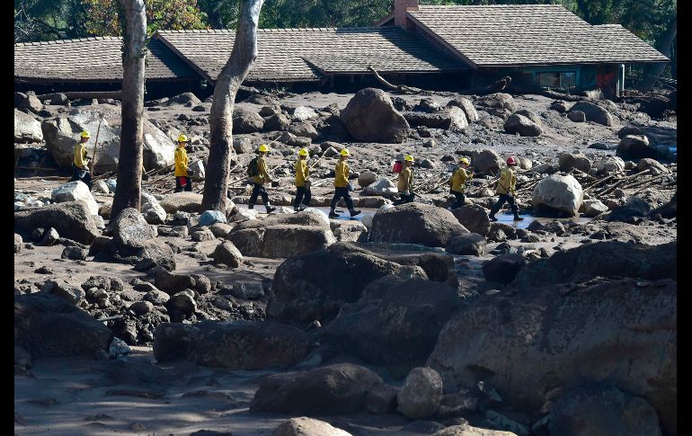 El torrente de lodo arrancó rocas, árboles y otros objetos que aplastaron casas y autos. Cinco personas estaban desaparecidas hasta el viernes, comparado con 43 la víspera, dijo Amber Anderson, vocera del condado de Santa Bárbara.
