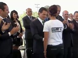 Tras recibir el galardón y posar para la fotografía al lado del Presidente Peña Nieto, la investigadora caminó a lo largo del templete.
