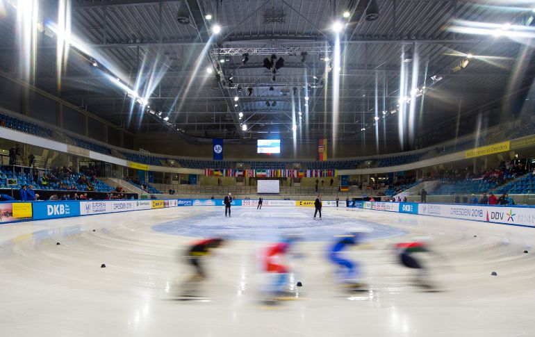 Competidores durante una ronda eliminatoria de 500 metros, en el marco campeonato europeo de patinaje de velocidad, en Dresden, Alemania. AP/J. Meyer