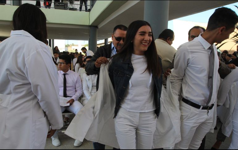 Este viernes cien nuevos alumnos de la carrera de medicina recibieron su primera bata blanca de parte de sus padres. EL INFORMADOR/G. Gallo