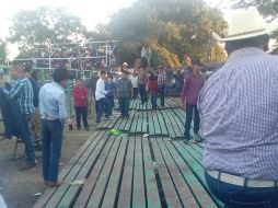 La estructura metálica al parecer se deslizó provocando la caída de las personas. ESPECIAL/