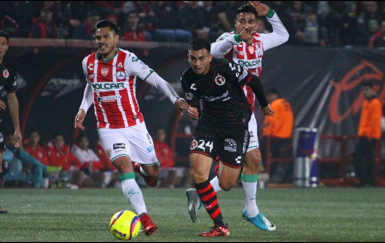 Luis Chávez (derecha), anotador del gol del partido, disputa el balón con Xavier Baez. EFE/A. Zepeda