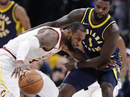 Lance Stephenson (der.) estuvo pegado a LeBron James, que no pudo retener la ventaja de los Cavaliers. AP/D. Cummings