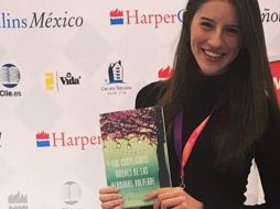 María Paulina Camejo posa con su novela. ESPECIAL