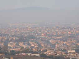 Para evitar enfermedades se recomienda a la población evitar las actividades al aire libre, utilizar cubrebocas, mantener las ventanas cerradas y utilizar el transporte público. EL INFORMADOR/ ARCHIVO