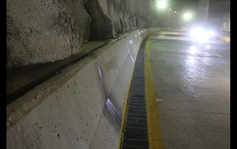 En los muros del túnel se observan algunos escurrimientos. Autoridades dijeron que no hay problema de filtraciones. EL INFORMADOR / G. Gallo
