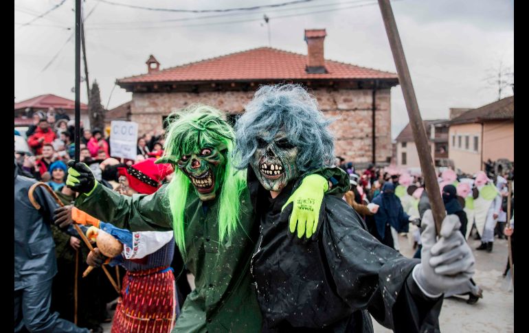 La celebración tiene mil 400 años y se celebra en la víspera de la fiesta de San Basilio. AFP / R. Atanasovski