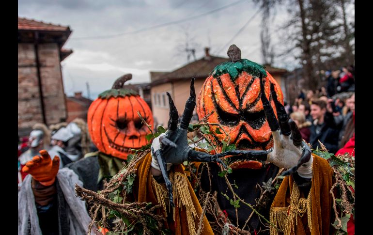 Según la tradición, los asistentes portan máscaras para espantar a los malos espíritus. AFP / R. Atanasovski