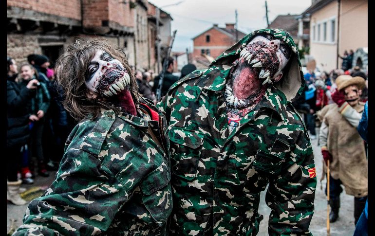 Participantes disfrazados de zombies con vestimenta de militar. AFP / R. Atanasovski