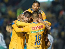 Jugadores de Tigres celebran su triunfo ante Santos. MEXSPORT/J. Martínez
