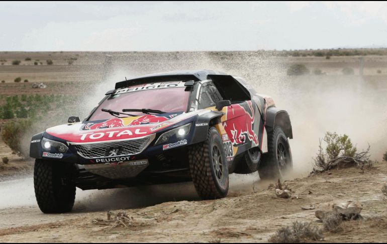 Lidera sin apuros. El español Carlos Sainz compite durante la séptima etapa del Rally Dakar 2018. EFE