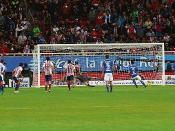 Felipe Mora cobra magistralmente el penal con el que Cruz Azul igualaba parcialmente al Guadalajara anoche en la casa del Rebaño. Al final, el mismo Mora puso el 3-1 lapidario. EL INFORMADOR/M. Vargas