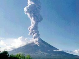Las autoridades han aconsejado a la población no acercarse a un radio de seis kilómetros del volcán. AFP/ARCHIVO