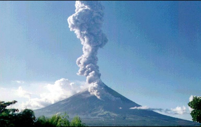 Las autoridades han aconsejado a la población no acercarse a un radio de seis kilómetros del volcán. AFP/ARCHIVO