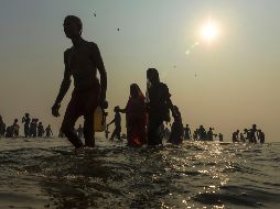 Los fieles ofrecieron sus plegarias al dios sol y comenzaron el día con un baño ritual que los creyentes consideran de buen auspicio. AP/R. Kumar