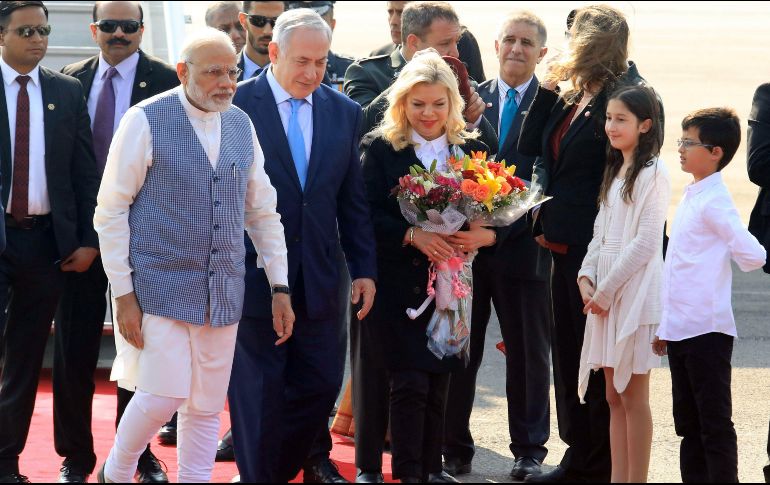 El primer ministro israelí (c) tratará durante su visita temas como la defensa, la agricultura y la industria alimentaria. EFE/STR