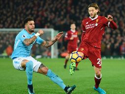 El City sigue primero con una ventaja de quince puntos sobre el United, mientras que Liverpool está en tercer lugar. EFE / P. Powell