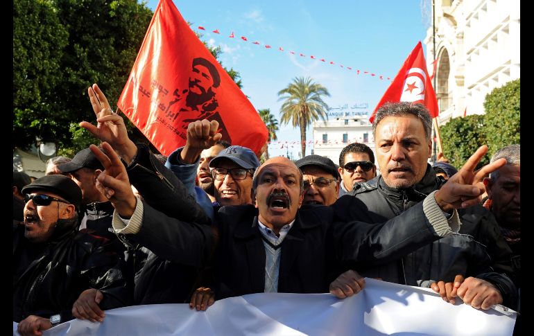 Trabajadores gritan consignas contra el gobierno en Túnez, capital del Túnez, en el marco del de su revolución, punto de partida de la Primavera Árabe. AFP/A. Mili