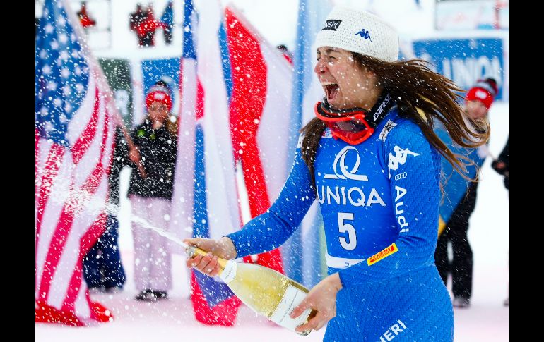 La italiana Sofia Goggia festeja tras ganar la prueba de descenso en Bad Kleinkirchheim, Austria, perteneciente a la Copa del Mundo de esquí alpino. AP/G. Auletta