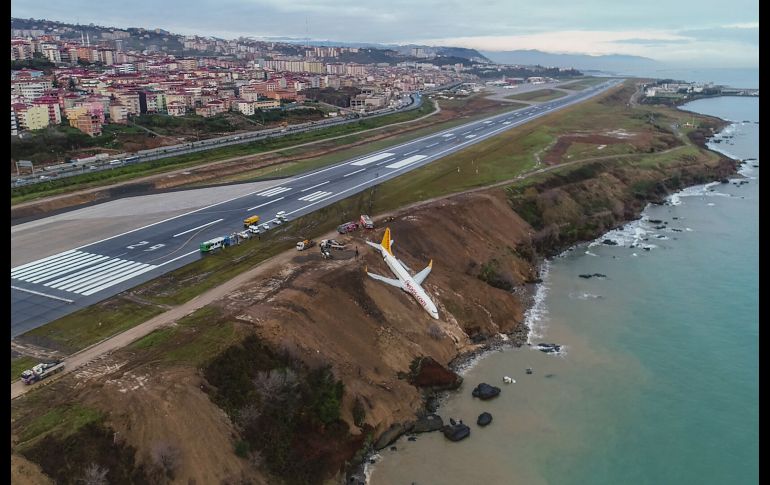 Un avión de pasajeros de la aerolínea turca Pegasus se ve sobre un acantilado Trebisonda, Turquía, luego de se salió de la pista el sábado por la noche mientras aterrizaba con 162 pasajeros a bordo. No se registraron heridos. AFP/Ihlas News Agency