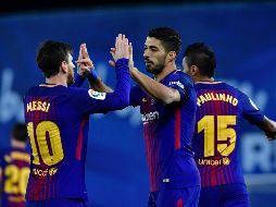Messi (I), Suárez (C) y Paulinho, anotadores de los goles catalanes, celebran la victoria.  AP/A. Barrientos
