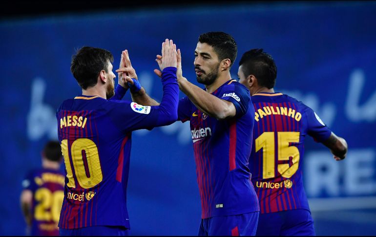 Messi (I), Suárez (C) y Paulinho, anotadores de los goles catalanes, celebran la victoria.  AP/A. Barrientos