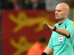 Chapron dice haber resbalado, aunque las imágenes de televisión lo contradicen. INTERNET/www.fff.fr