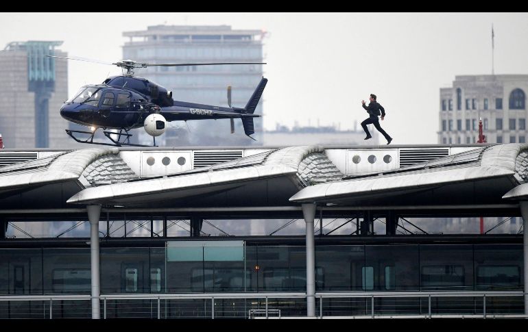 El actor Tom Cruise corre por el puente Blackfriars en Londres, Inglaterra, como parte de la filmación de la nueva película de 