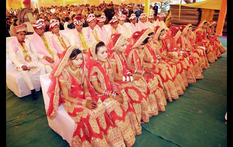 Novios asisten a una boda multitudinaria celebrada en Nueva Delhi, India, con el fin de ahorrar costos. EFE