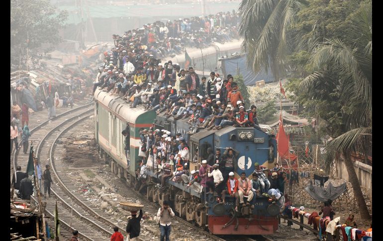 Devotos regresan a sus hogares en un tren en Dacca, Bangladesh, tras asistir a los rezos que marcan el tercer día del 