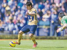 Exrojinegro les clava el segundo gol. Matías Alustiza, ahora con Pumas, empuja el balón a la red ante la mirada de Cristopher Toselli. MEXSPORT