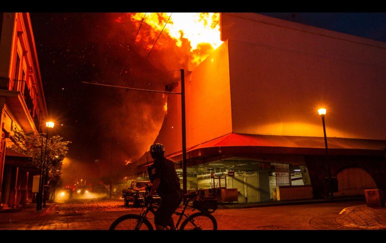 La noche del domingo 4 de mayo de 2014 se incendió el mercado Corona, en Guadalajara. EL INFORMADOR/Archivo