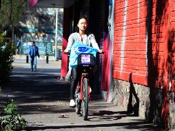 Una usuaria de MiBici circula sobre la banqueta de avenida Hidalgo, en su cruce con Federalismo. El carril bus-bici permitirá recorrer de forma segura esta vía. EL INFORMADOR/E. Barrera