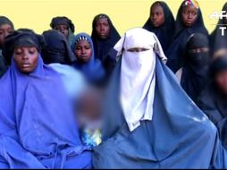 La mayoría de ellas, vestidas con largos hiyabs azules o negros, muestran un semblante serio en el video. YOUTUBE / AFP News