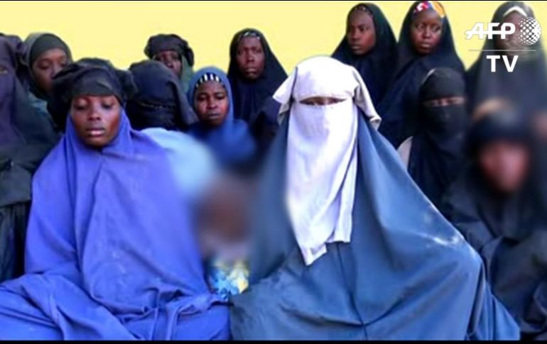 La mayoría de ellas, vestidas con largos hiyabs azules o negros, muestran un semblante serio en el video. YOUTUBE / AFP News