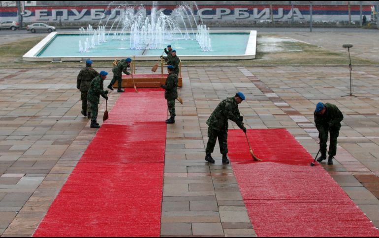 Integrantes de la guardia de honor serbia preparan la alfombra roja para la ceremonia de bienvenida del primer ministro de Japón, Shinzo Abe, en el Palacio de Serbia, en Belgrado. AP/D. Vojinovic