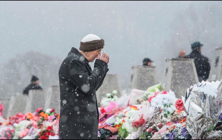 Un hombre ora frente a la tumba de un familiar en Racak, Kosovo, en el marco del noveno aniversario de la masacre de civiles albanos a manos de fuerzas serbias. AFP/A. Nimani