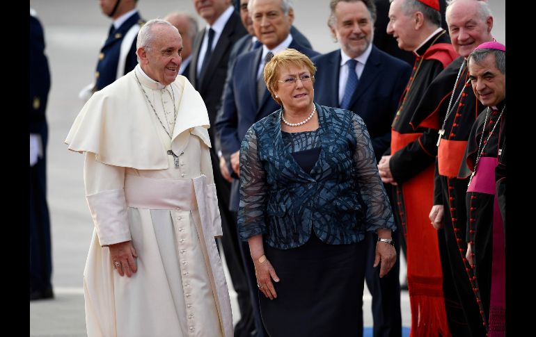 El Papa Francisco fue recibido por la presidenta Michelle Bachelet. AFP / M. Bernetti