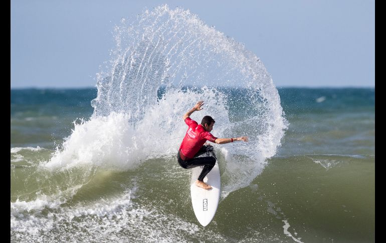 El español Andy Criere participa en las series clasificatorias de la Liga Mundial de Surf SEAT Pro en la ciudad costera israelí de Netanya. AFP/J. Guez