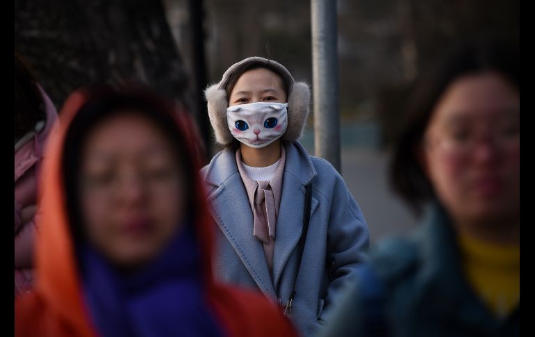 Una mujer lleva un cubrebocas con la imagen de un gato en Pekín, China. AFP/W. Zhao