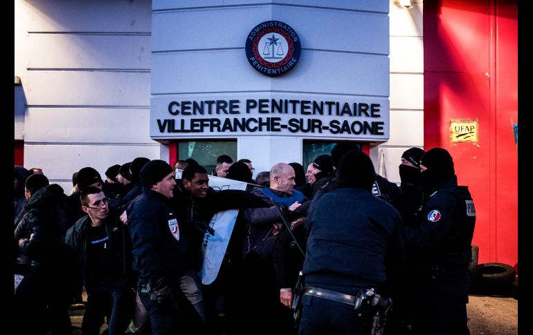 Oficiales penitenciarios protestan frente a la prisión francesa de Villefranche-sur-Saone, en demanda de más seguridad tras un ataque a tres guardias. AFP/J. Pachoud