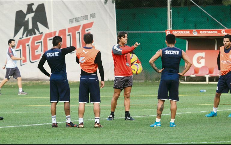 Chivas trata de averiguar por qué en casa ya no se le están dando las victorias; Matías Almeyda (centro) conversa con sus pupilos durante un entrenamiento. EL INFORMADOR/G. Gallo