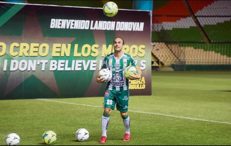 Landon Donovan durante su aparición ante la afición de los Esmeraldas en el Estadio León. MEXSPORT
