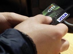 Pagar las tarjetas de crédito es el gasto que más preocupa  a los jóvenes en este inicio de año. AP/Archivo