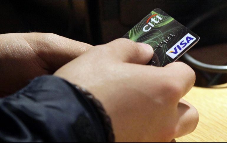 Pagar las tarjetas de crédito es el gasto que más preocupa  a los jóvenes en este inicio de año. AP/Archivo