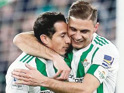El centrocampista Joaquín Sánchez (derecha) celebra con el tapatío Andrés Guardado su gol ante el Leganés. EFE