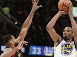 Kevin Durant. La estrella de los Warriors (#35) se despachó con 32 puntos ayer ante los Cavs. AP